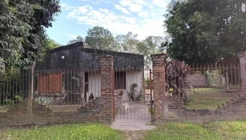 Casa con rejas bordo - Tacuarendí