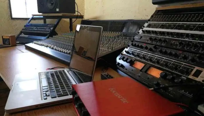 Base 4 Records -  Interior - Caucete