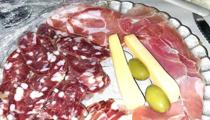 Club Eduardo A Luro Y 30 De Junio Comida Y Bebida - Cintra