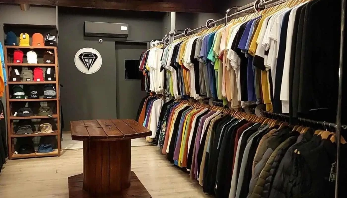 Ellxs Deciden -  Interior - La Falda