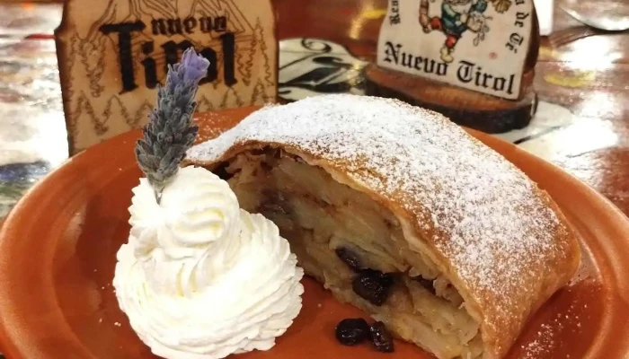 Nuevo Tirol Casa De Te Patio Cervecero Pastel - Agua de Oro